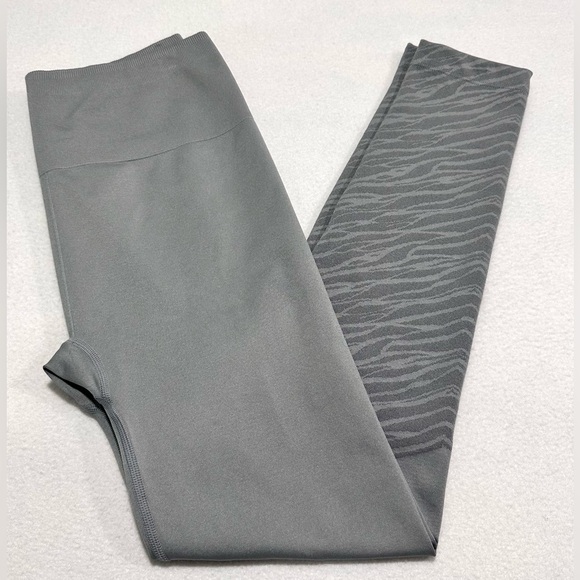 Fabletics Pants - Fabletics Seamless High-Waist Zebra print leggings. 
Size: Medium